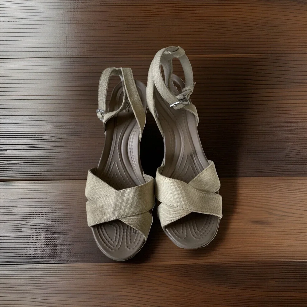 Crocs Leigh II Crossstrap Wedge Sandal Women's Size 9 Oatmeal/Mushroom